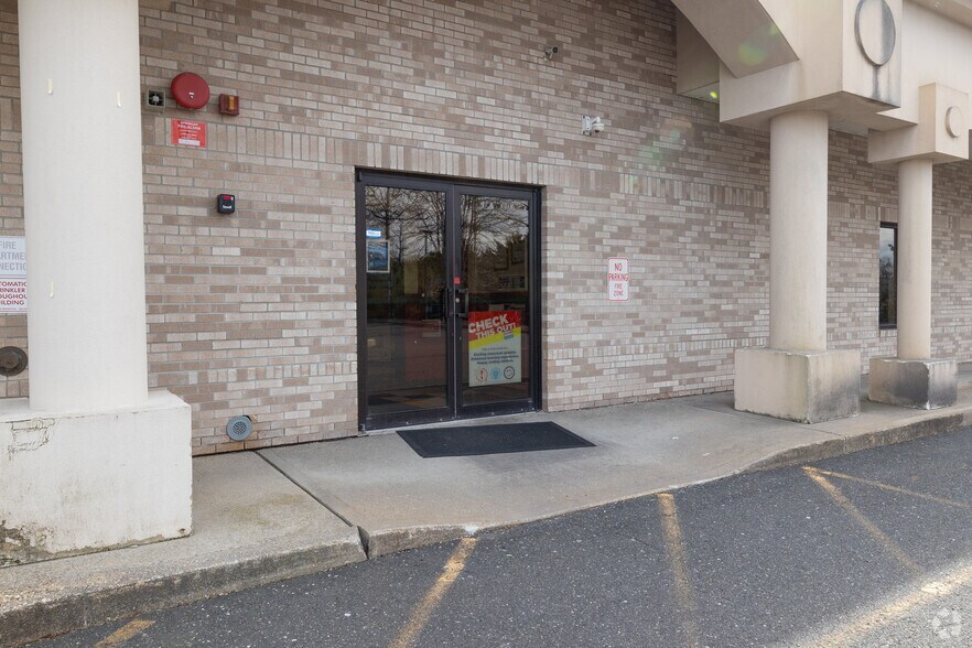 1134 Jericho Tpke, Commack, NY à louer - Photo du bâtiment - Image 3 de 8