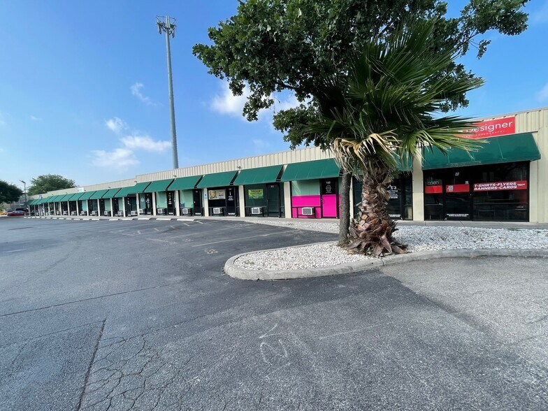 8034 Culebra Rd, San Antonio, TX à louer - Photo du bâtiment - Image 3 de 14