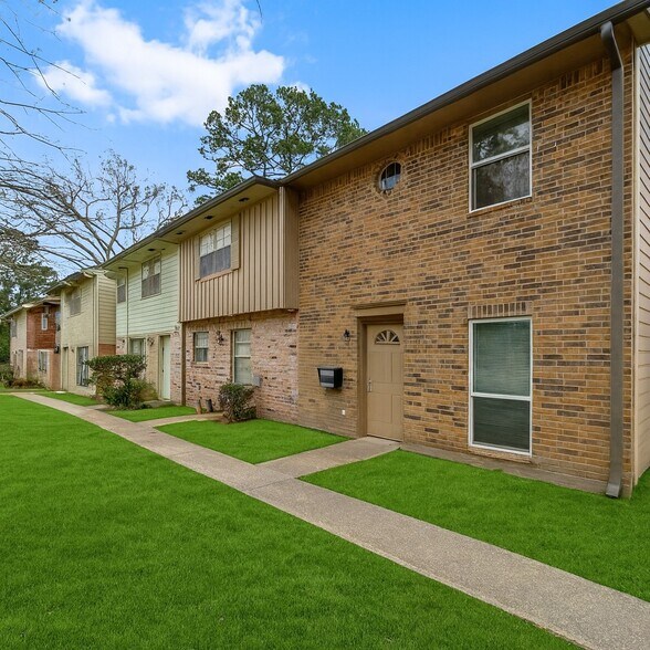 407 W Semands St, Conroe, TX à vendre - Photo du bâtiment - Image 2 de 11