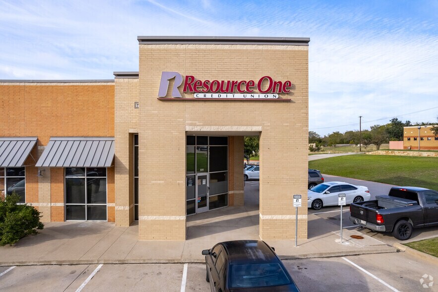 2501 Hebron Pky, Carrollton, TX à louer - Photo du bâtiment - Image 3 de 13