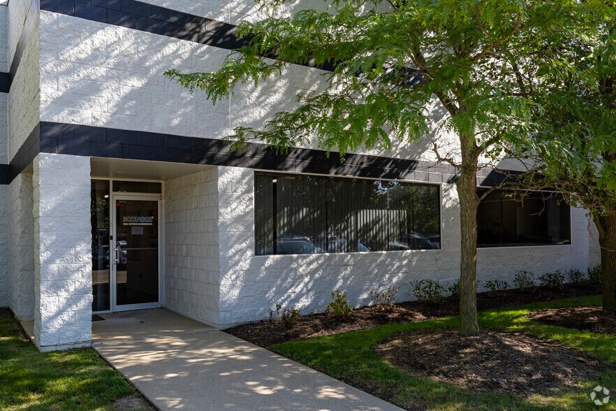 1143 Highland Dr, Ann Arbor, MI à louer - Photo du bâtiment - Image 2 de 6