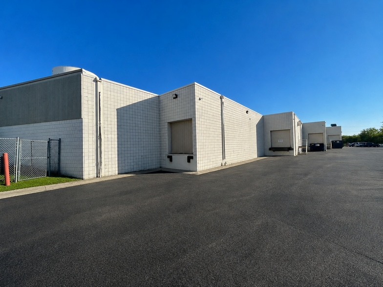 1260 Red Fox Rd, Arden Hills, MN for sale - Building Photo - Image 3 of 13