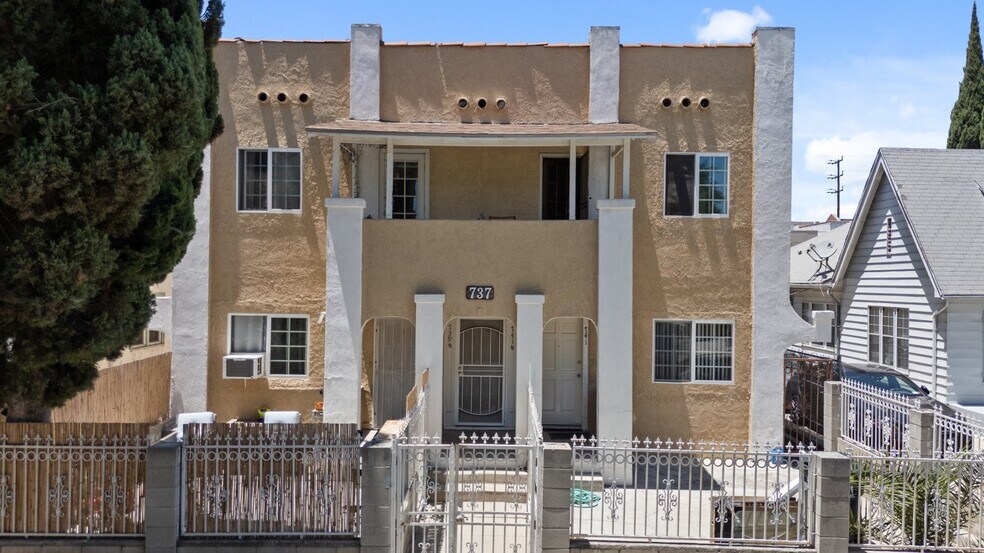 737 N Ridgewood Pl, Los Angeles, CA à vendre - Photo du bâtiment - Image 2 de 21