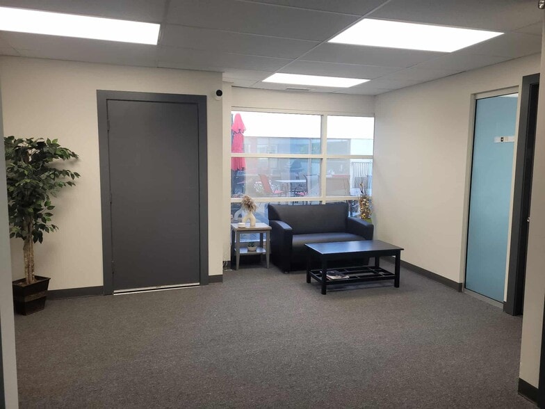 1715 Dickson Av, Kelowna, BC for lease - Primary Photo - Image 1 of 5