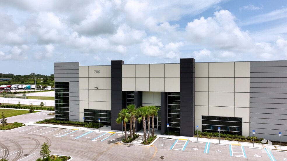 700 S Kings Hwy, Fort Pierce, FL à louer - Vidéo sur l’inscription commerciale - Image 3 de 14