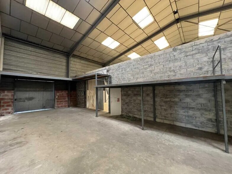 Office in Le Haillan for lease - Interior Photo - Image 3 of 13