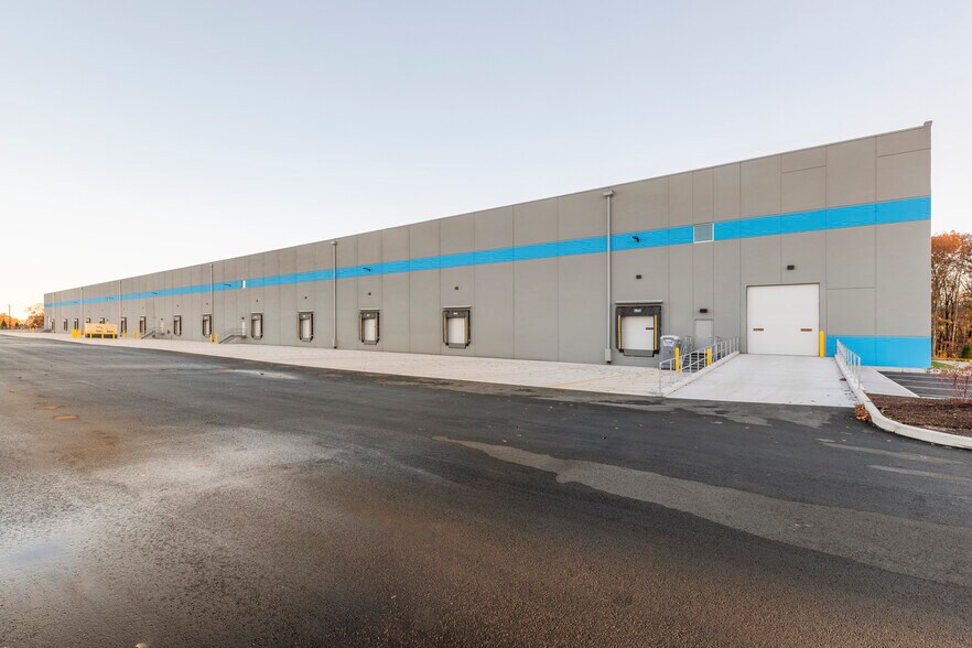 38 Upton Dr, Wilmington, MA à louer - Photo du bâtiment - Image 2 de 6