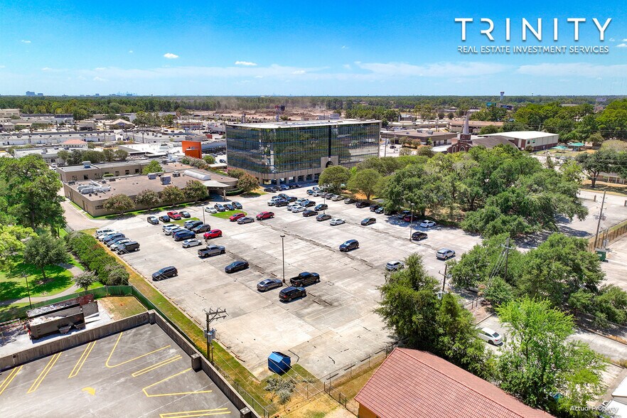 17070 Red Oak Dr, Houston, TX à vendre - Photo du bâtiment - Image 2 de 10