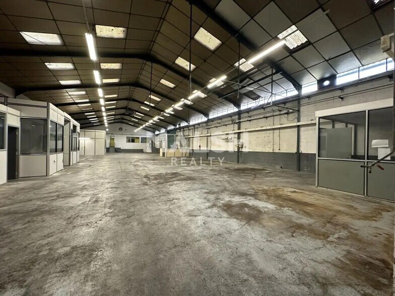 Local d'activités dans Décines-Charpieu à vendre - Photo du bâtiment - Image 1 de 11