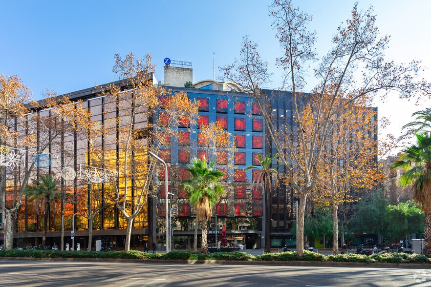 Office in Barcelona, Barcelona for lease - Building Photo - Image 3 of 6