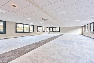 7 Rue James Joule, Guyancourt for sale Interior Photo- Image 1 of 1