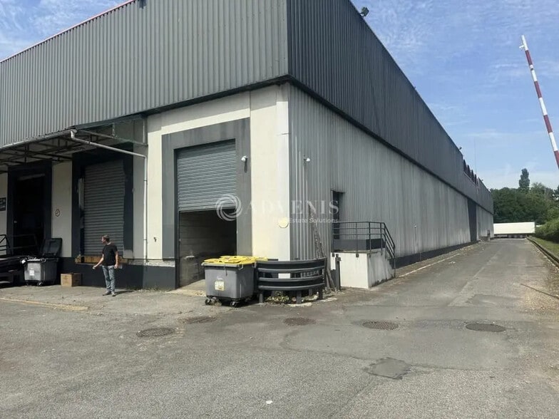 Industrial in Gonesse for lease - Building Photo - Image 1 of 10