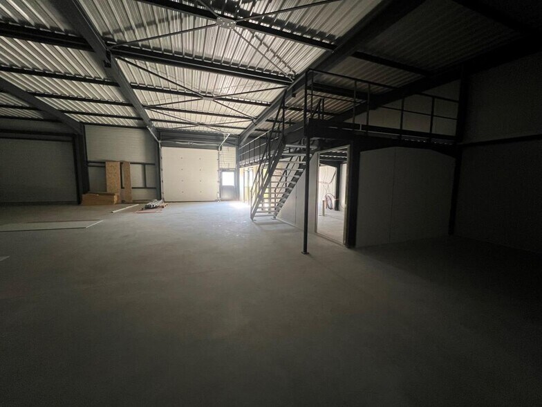 Flex dans Jonage à louer - Photo du bâtiment - Image 3 de 14