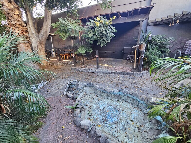 11026 Magnolia Blvd, North Hollywood, CA à vendre - Photo du bâtiment - Image 2 de 11