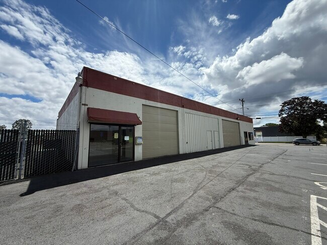 Plus de détails pour 320 Lancaster Dr NE, Salem, OR - Commerce de détail à louer