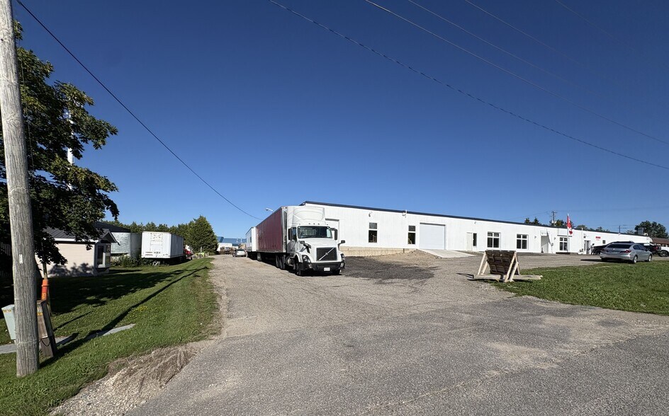 115 Centennial Rd, Shelburne, ON à louer - Photo du bâtiment - Image 2 de 10