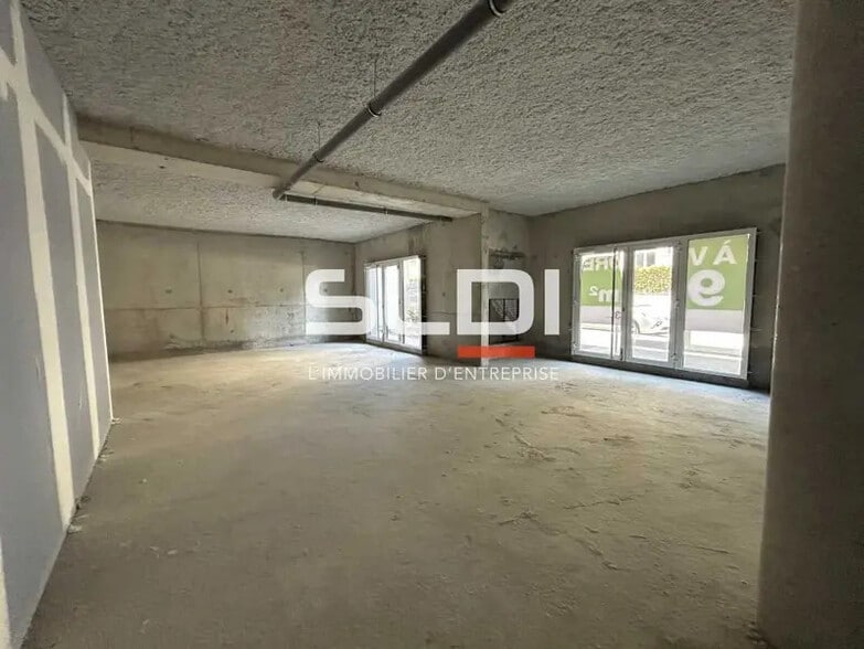 Rue Gantillon, Villefranche-sur-Saône for lease - Building Photo - Image 3 of 7