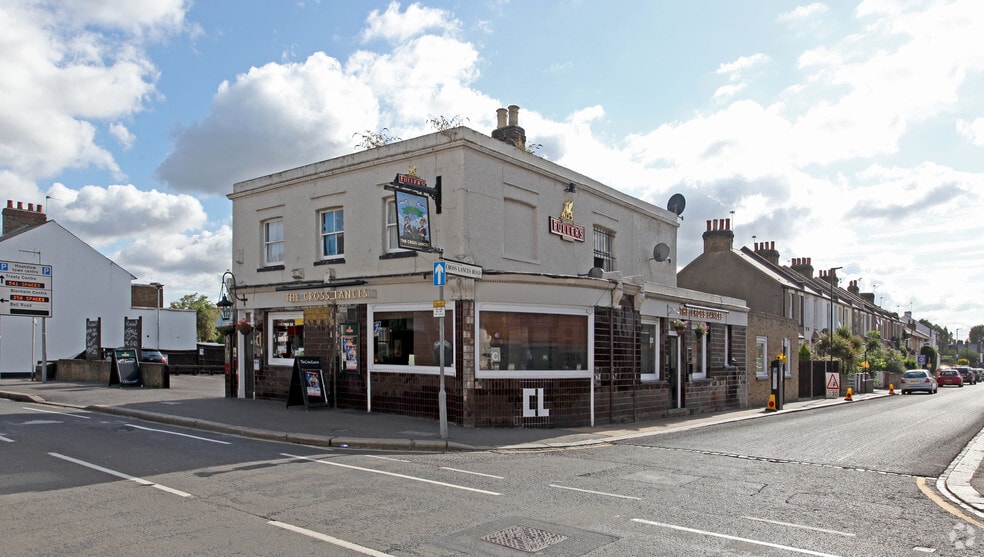 236 Hanworth Rd, Hounslow for sale - Primary Photo - Image 1 of 12