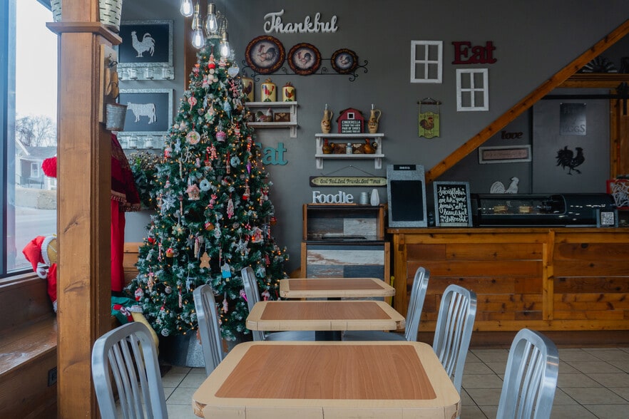 3927-3929 Ames Ave, Omaha, NE for lease - Building Photo - Image 3 of 16