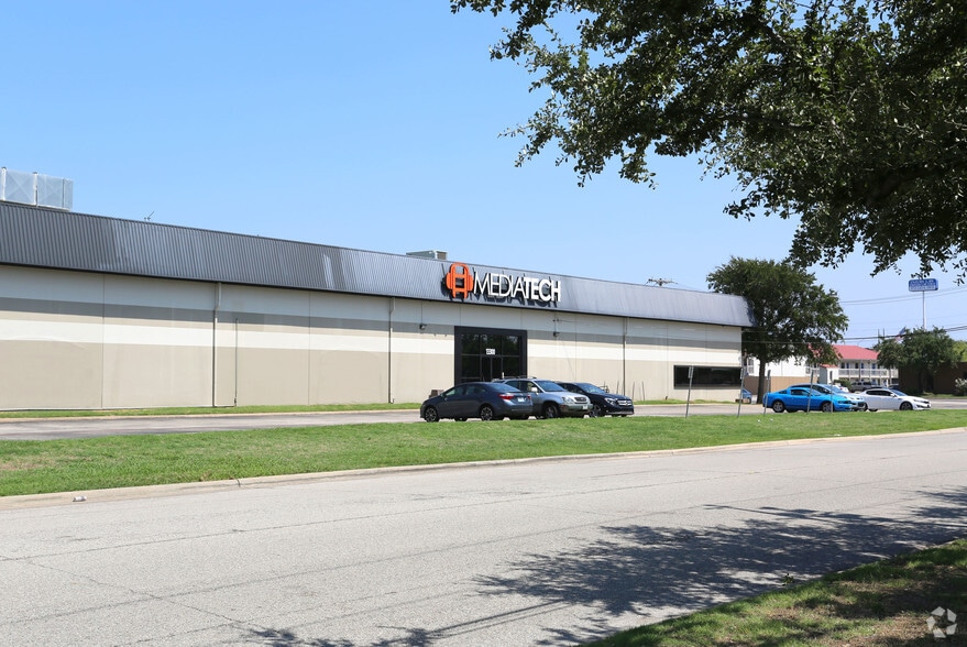 13370 Branch View Ln, Farmers Branch, TX for lease - Building Photo - Image 2 of 4