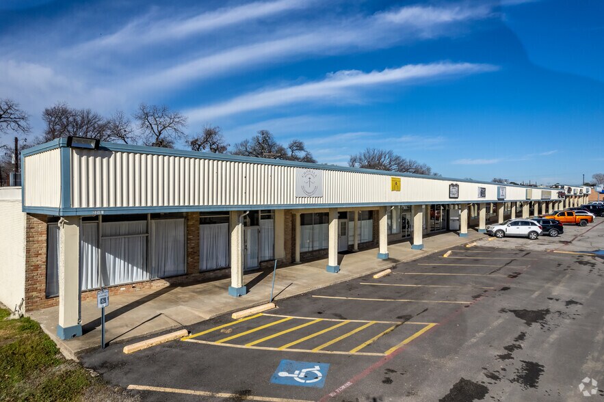 150-220 W Kingsley Rd, Garland, TX à louer - Photo du bâtiment - Image 2 de 12