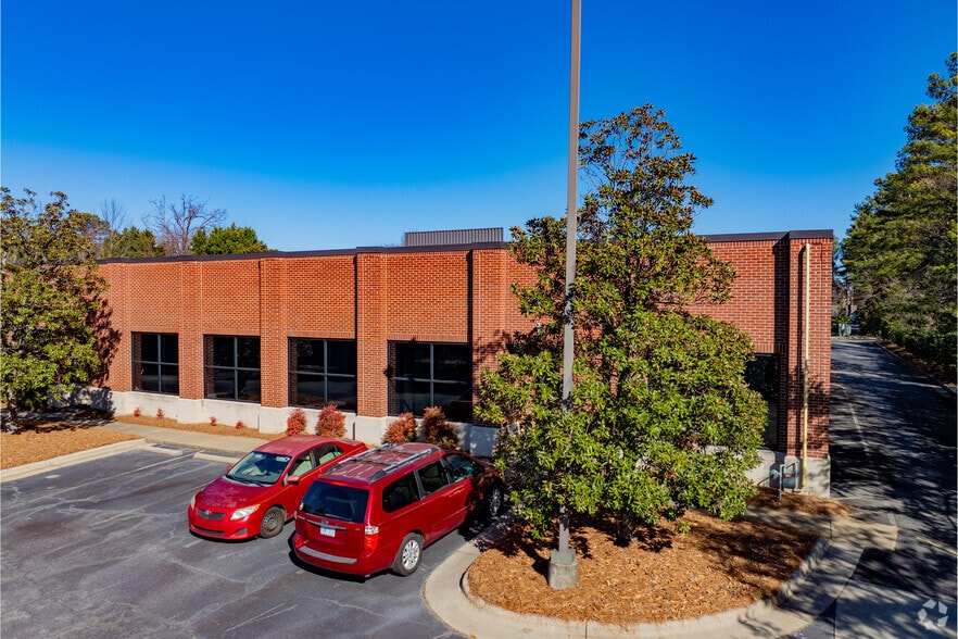 6100 Maddry Oaks Ct, Raleigh, NC for sale - Building Photo - Image 2 of 6