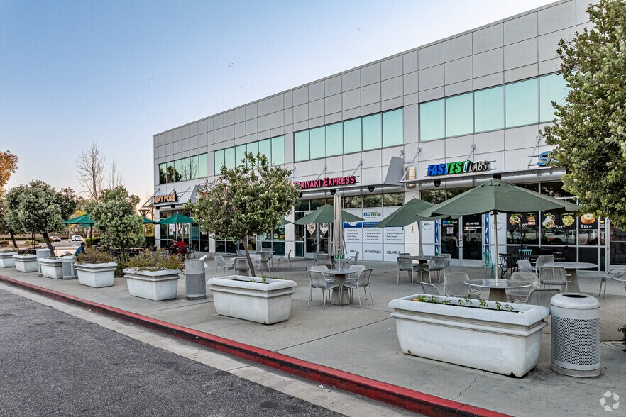 12215 Telegraph Rd, Santa Fe Springs, CA à louer - Photo du bâtiment - Image 2 de 12