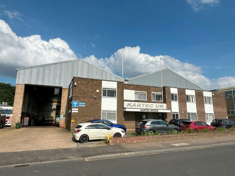 7 Greenhill Cres, Watford à louer - Photo du bâtiment - Image 2 de 11