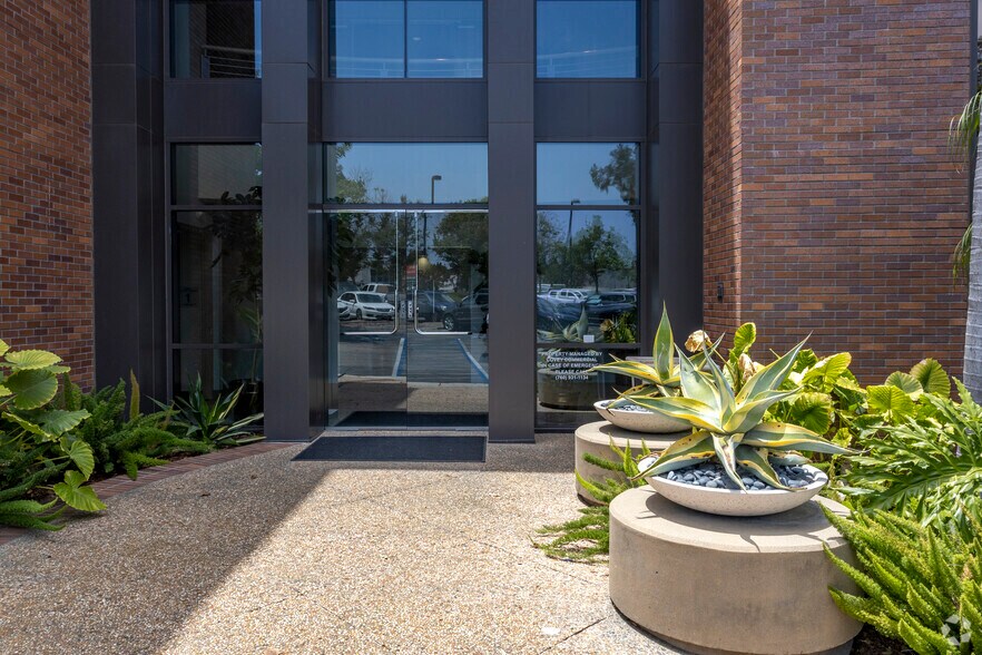 2710 Loker Ave W, Carlsbad, CA à louer - Photo du bâtiment - Image 3 de 12