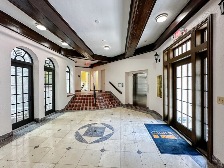 601 Quay Commons, Sarasota, FL à vendre - Photo du bâtiment - Image 3 de 22