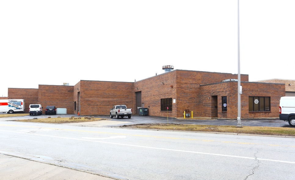 801-823 N Central Ave, Wood Dale, IL for lease - Building Photo - Image 3 of 7