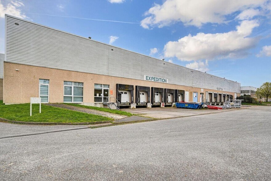 Flex dans Coignières à louer - Photo du bâtiment - Image 2 de 4