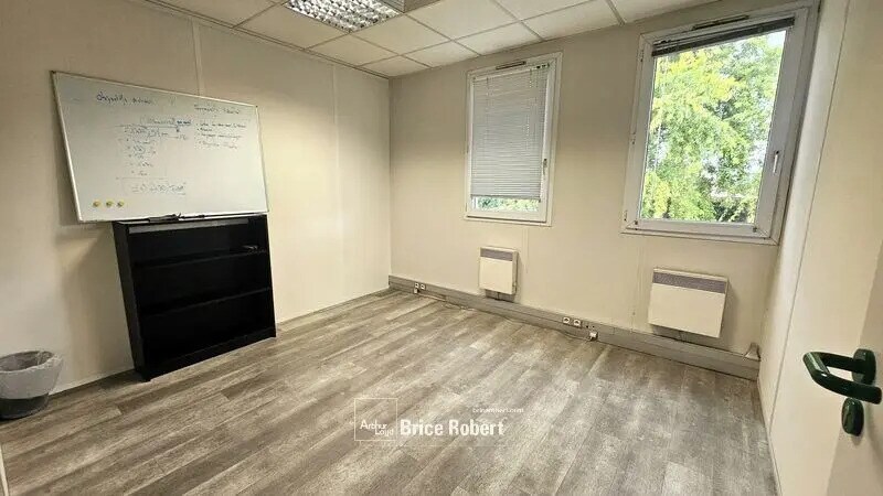 Office in Lyon for lease - Interior Photo - Image 1 of 3