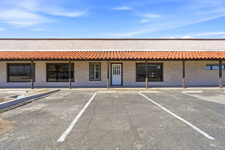 724 N Ben Maddox Way, Visalia, CA à louer - Photo du bâtiment - Image 2 de 7
