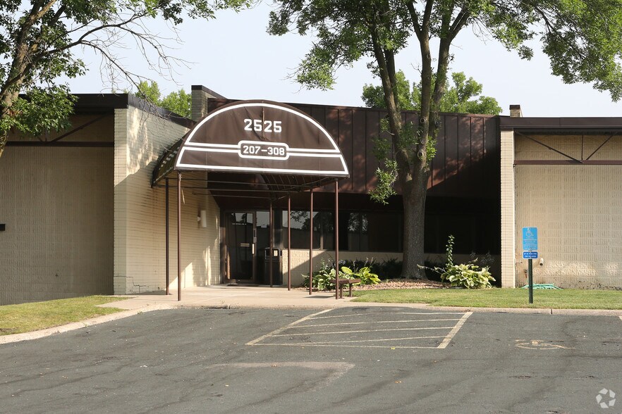 2525 Nevada Ave N, Golden Valley, MN à louer - Photo du bâtiment - Image 2 de 64