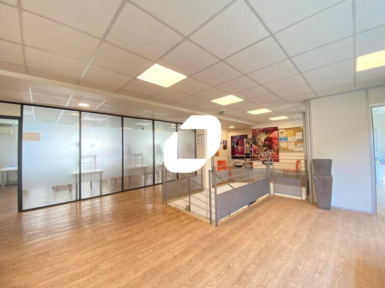Office in Boulogne-Billancourt for lease - Building Photo - Image 3 of 9