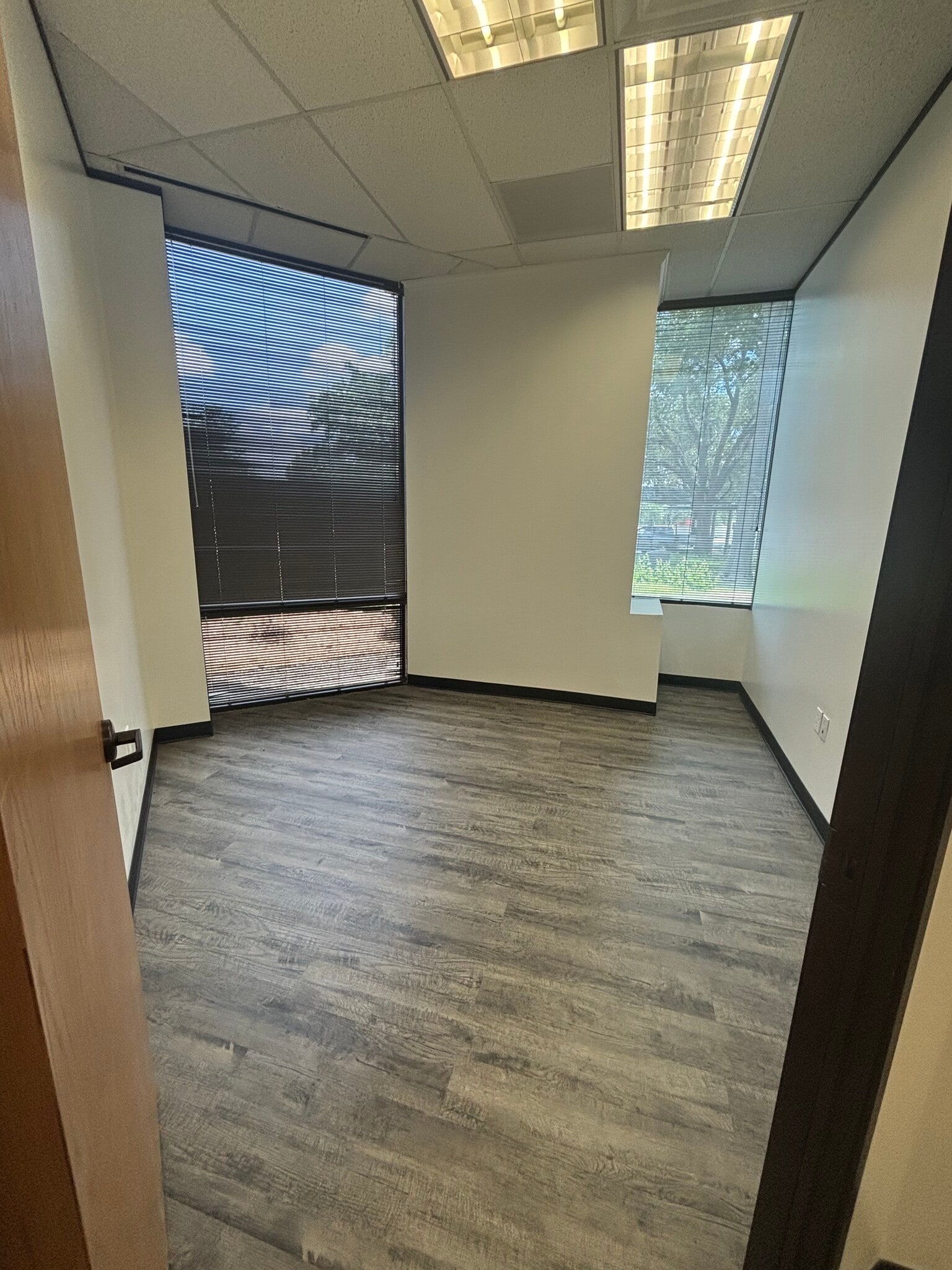 524 E Lamar Blvd, Arlington, TX for lease Interior Photo- Image 1 of 6