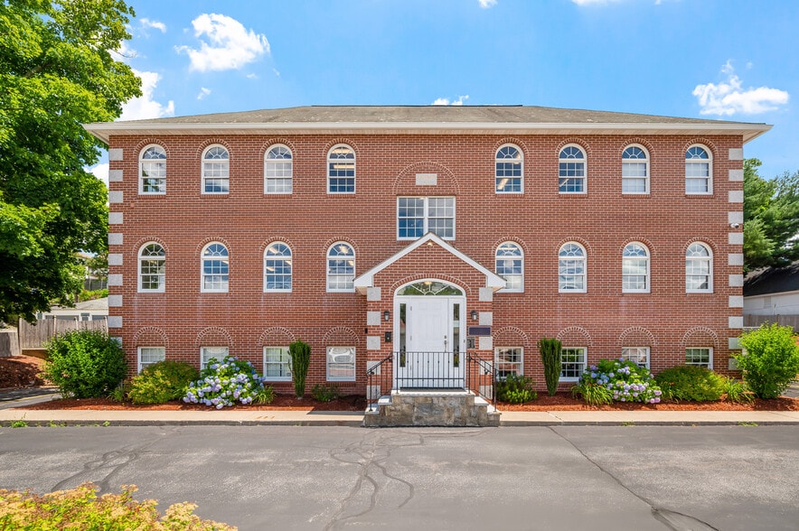 352 Park Ave, Woonsocket, RI à vendre - Photo du bâtiment - Image 1 de 70