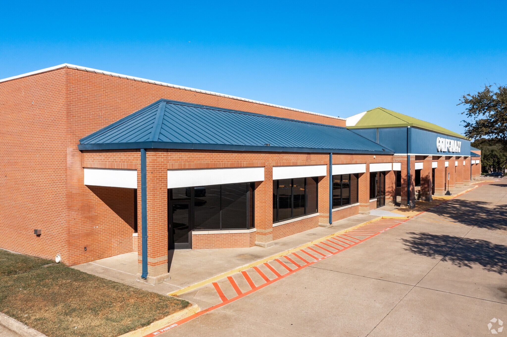 2100 W Northwest Hwy, Grapevine, TX à louer Photo du bâtiment- Image 1 de 11