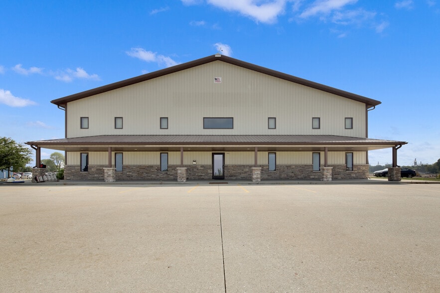 680 Gerry Way, Darien, WI for sale - Building Photo - Image 2 of 37
