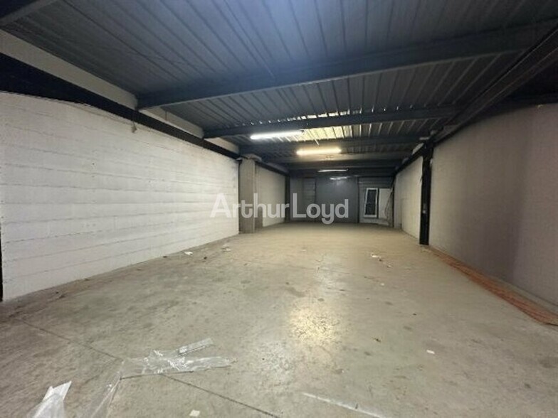 Flex in Cormontreuil for lease - Interior Photo - Image 2 of 6