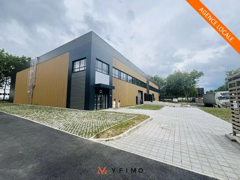 Flex in Trappes for lease - Building Photo - Image 1 of 3