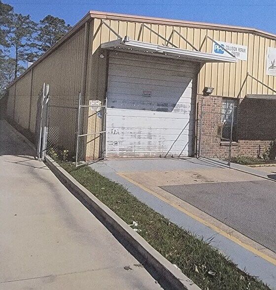 13511 S Choctaw Dr, Baton Rouge, LA à vendre - Photo du bâtiment - Image 2 de 4