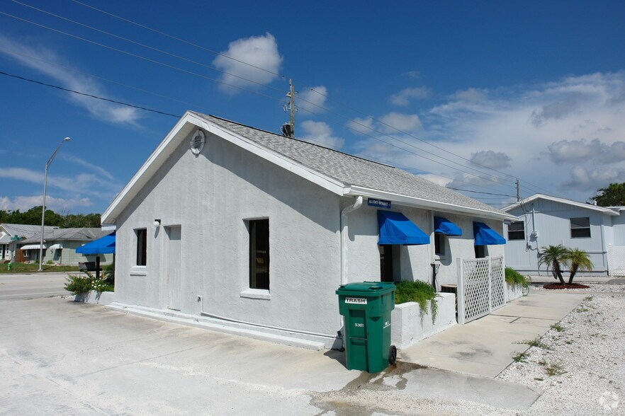 651 S Indiana Ave, Englewood, FL à vendre - Photo du bâtiment - Image 3 de 4