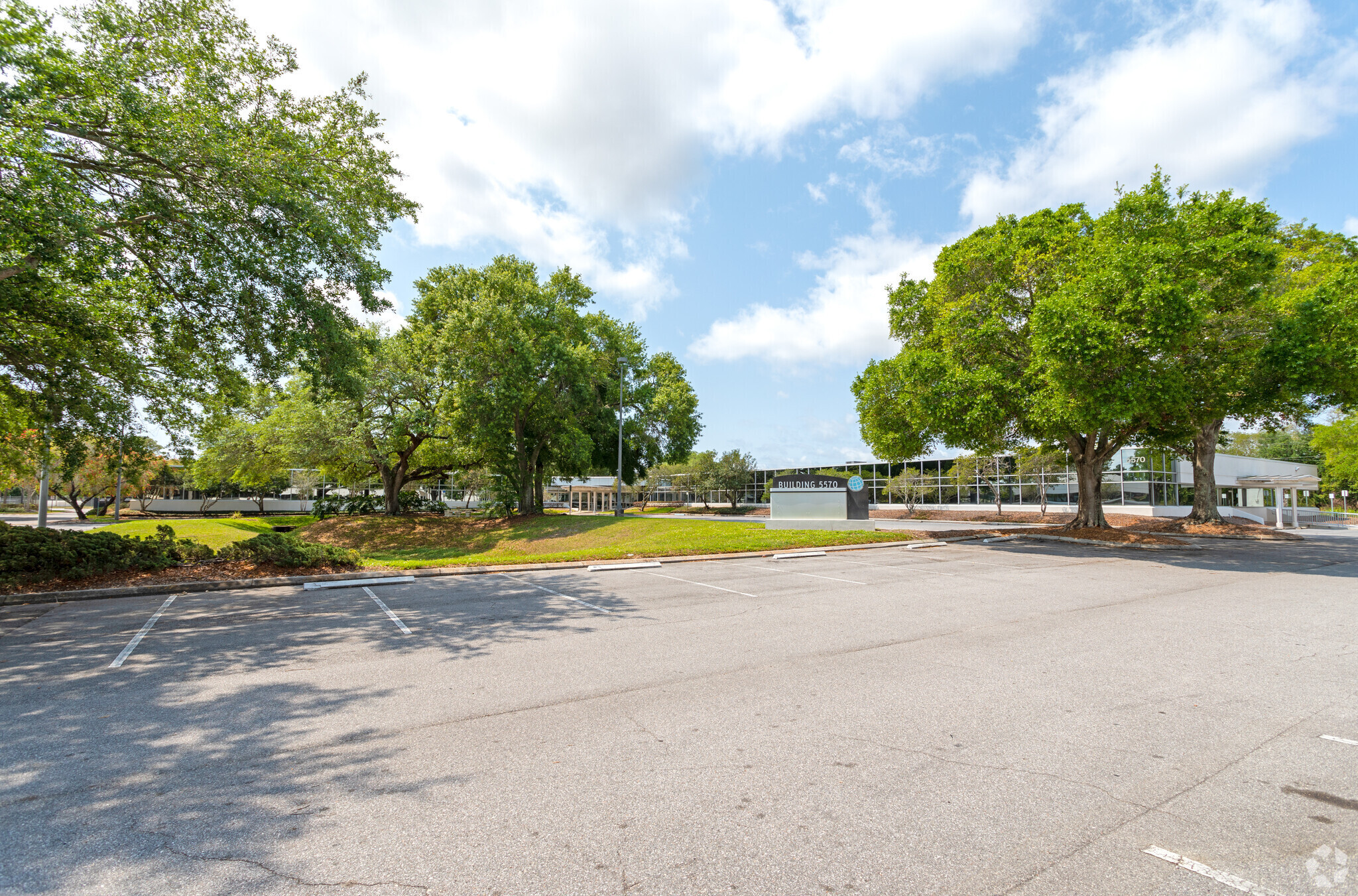 5570 W Idlewild Ave, Tampa, FL à louer Photo du bâtiment- Image 1 de 2