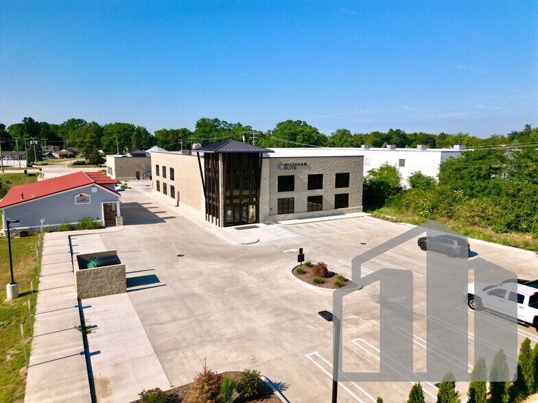 10555 Grand River Ave, Brighton, MI à louer - Photo du bâtiment - Image 3 de 11
