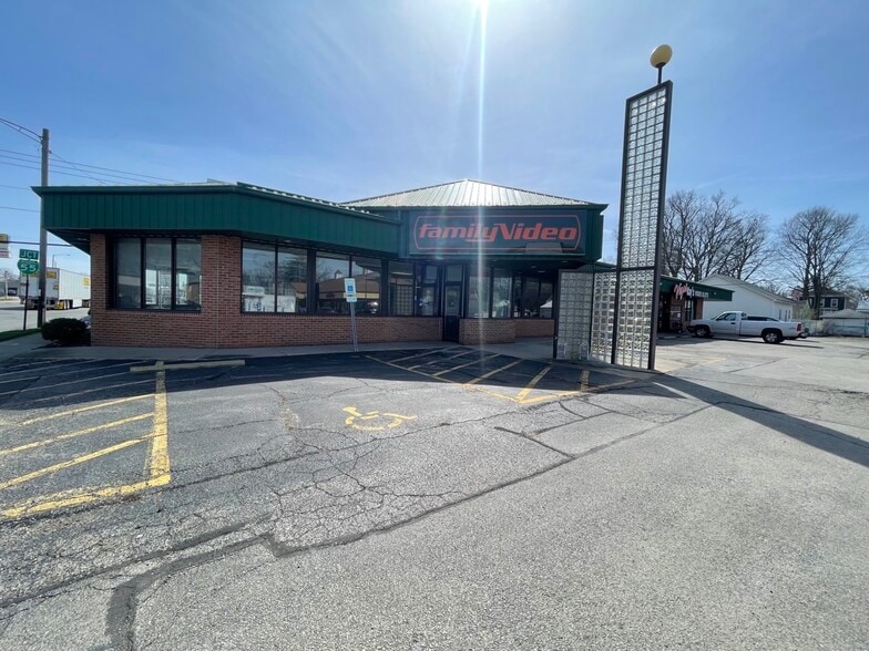 429 Keokuk St, Lincoln, IL for lease - Building Photo - Image 2 of 8