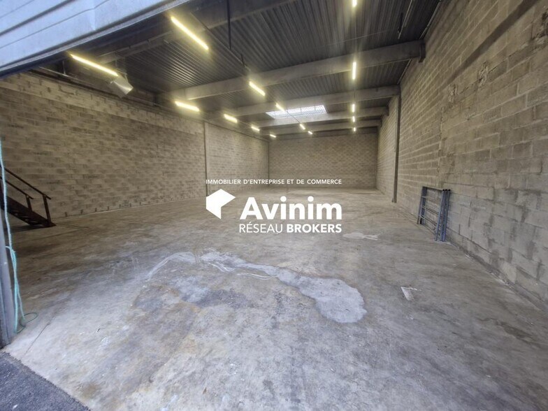 Industrial in Saint Thibault Des Vignes for lease - Building Photo - Image 2 of 4