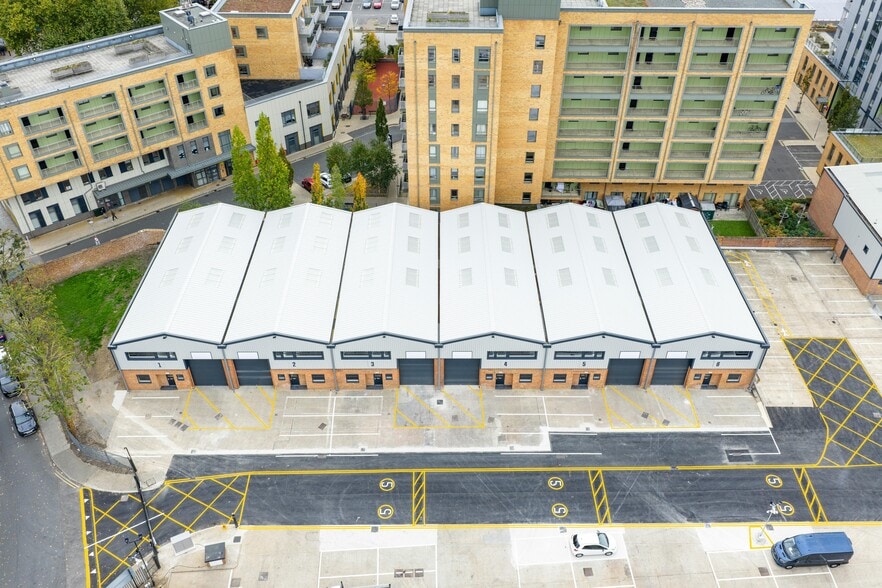 Langhedge Ln, Londres à louer - Photo du bâtiment - Image 3 de 17