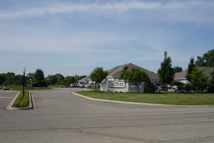 302 Fox Glen Ct, Barrington, IL for lease - Building Photo - Image 3 of 12
